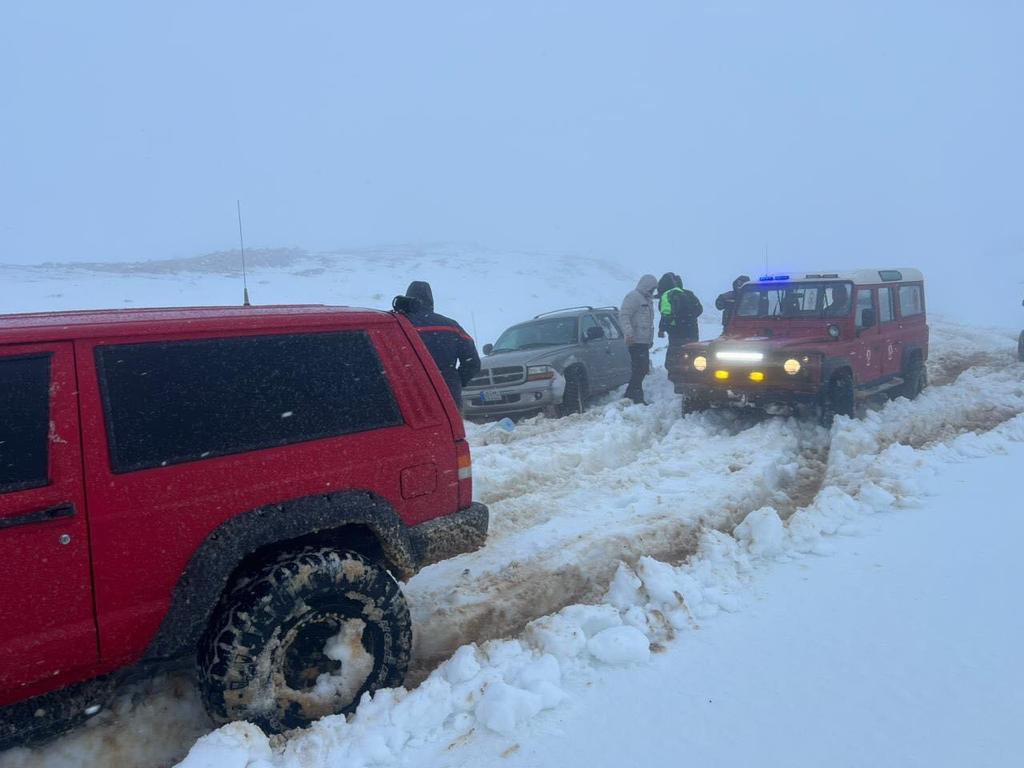 بالصور- في أعالي جبل صنين... الثلوج تحاصر 6 مواطنين